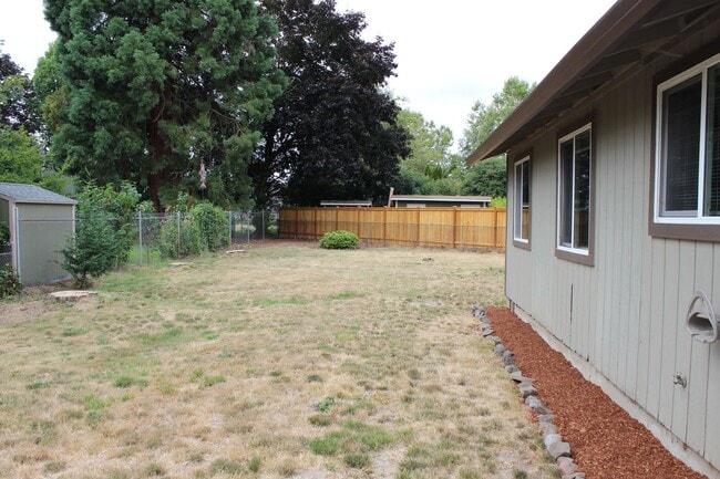Building Photo - 232 NE Palomar Ct