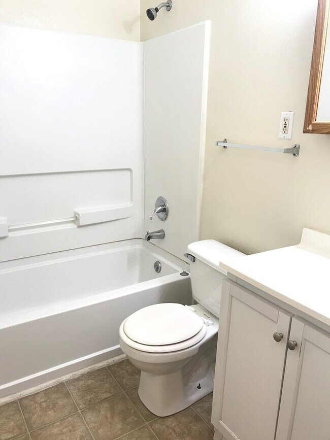 Building Photo - 3424 SW Brendan Ave