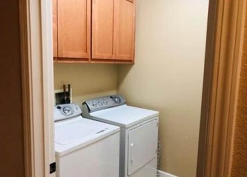 Building Photo - 700 Old Oak Ln