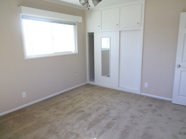 Building Photo - Beautiful single family home in desirable neighborhood!