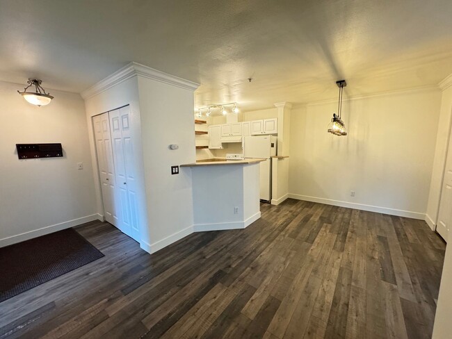 Building Photo - Clean & Bright Federal Way Condo with/ Gar...