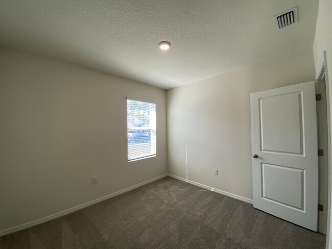 Building Photo - Lake Diamond-North - 4/2/2 *Available Now*...