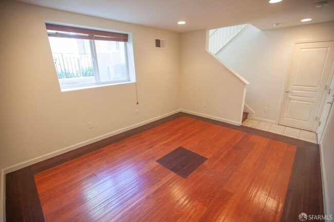 Building Photo - Beautiful updated 3-level, 3BR2.5BA and 2-car garage townhome!