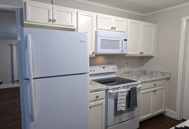 Building Photo - 2746 Winona Dr