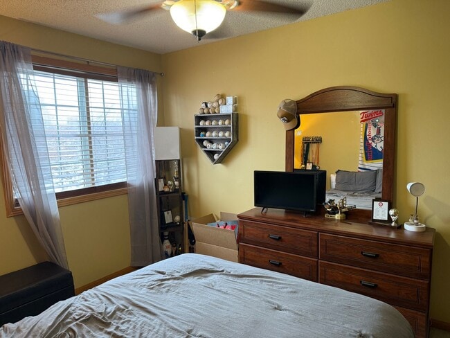 Building Photo - Charming 2BR Townhome in Desirable Cliff Lake Community