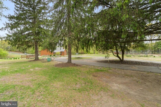 Building Photo - 1540 Peter Cheeseman Rd