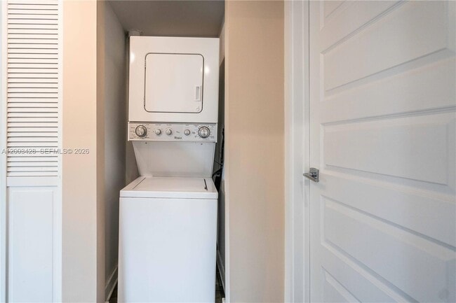 Building Photo - 2412 NE 26th St