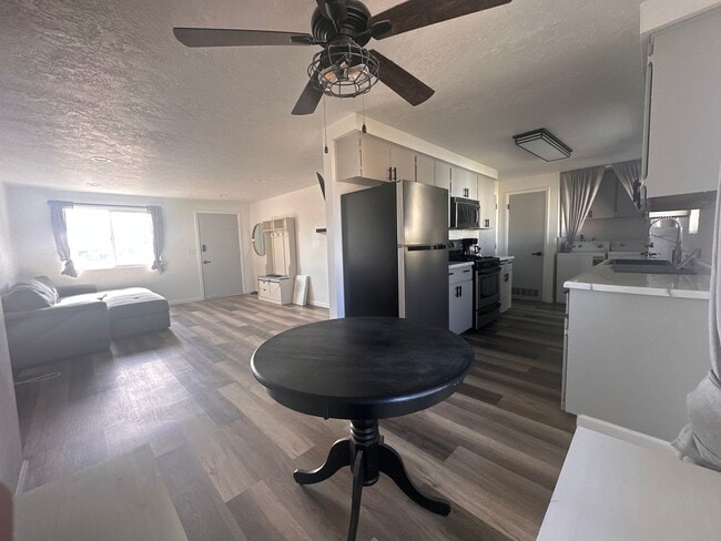 Building Photo - Charming Duplex in Desirable Neighborhood