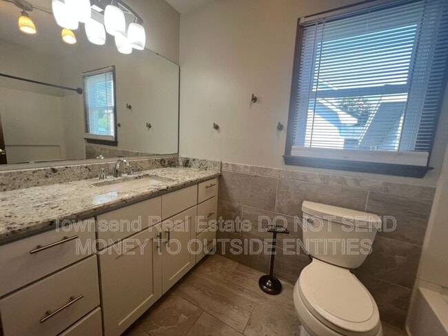 Building Photo - 6149 Lakeway Dr
