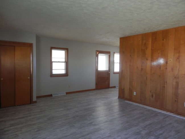 Building Photo - 3 Bed 2 Bath Farmhouse!