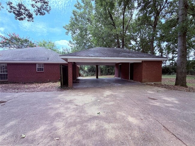 Building Photo - 11 Twin Oaks Ln