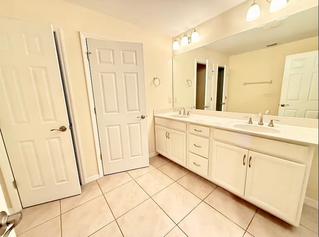 Building Photo - 12503 Laurel Cove Dr