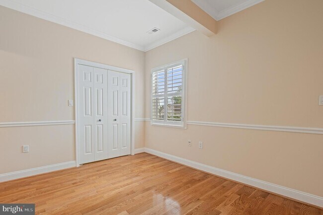 Building Photo - 5905 Lone Oak Dr