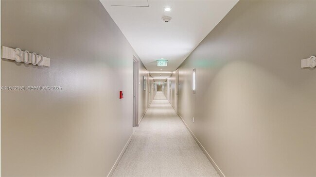 Building Photo - 1000 Brickell Plaza