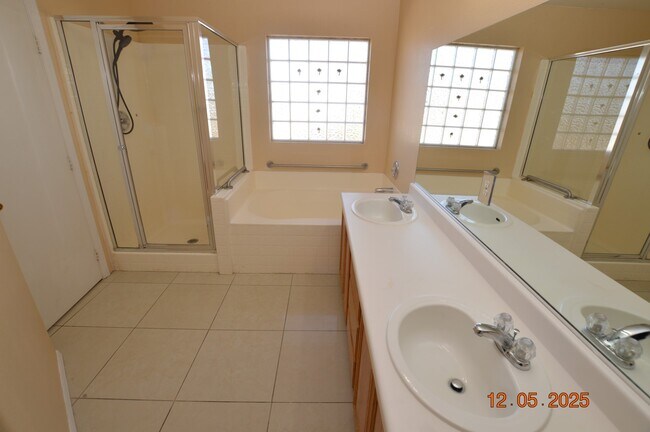 Building Photo - 604 Princess Ave