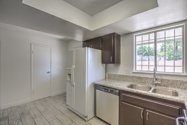 Building Photo - 5915 Vegas Dr
