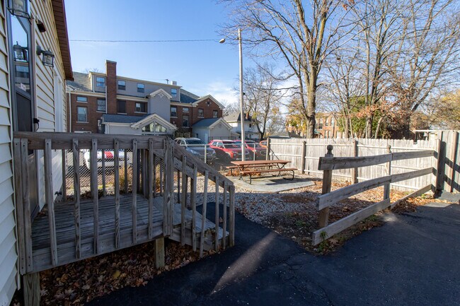 Building Photo - 917 Linden Grove Ave