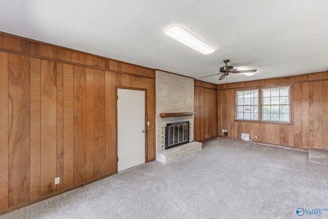 Building Photo - 904 SE Chatterson Rd
