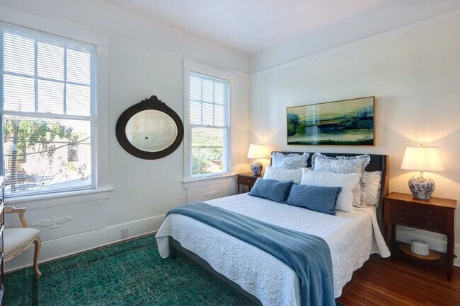 Building Photo - 306 E Victory Dr