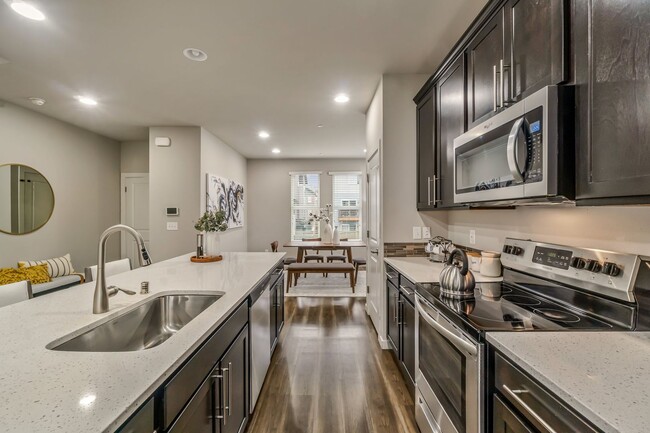 Building Photo - Modern Tri-Level 4BD/3.5BTH Townhouse in Lynnwood for Rent! Pet Friendly!