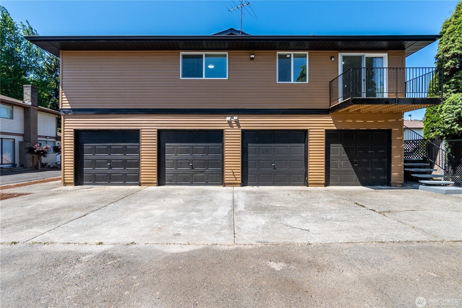 Garages - 218 Ellingson Dr