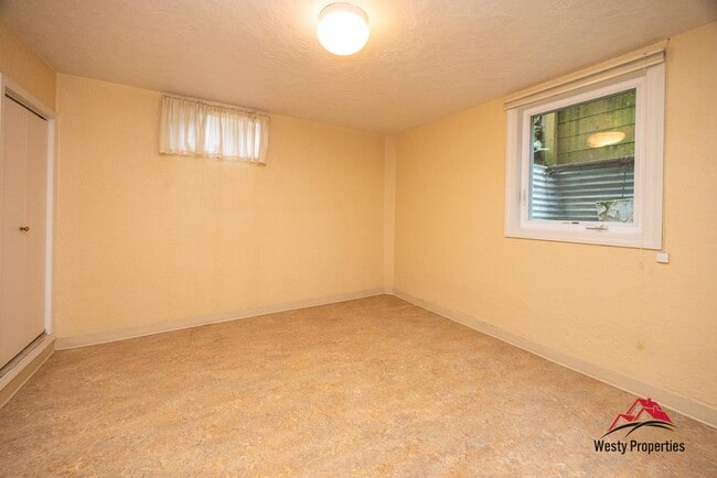 Building Photo - 3205 NE Davis St