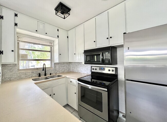 Building Photo - 704 20th Ave W