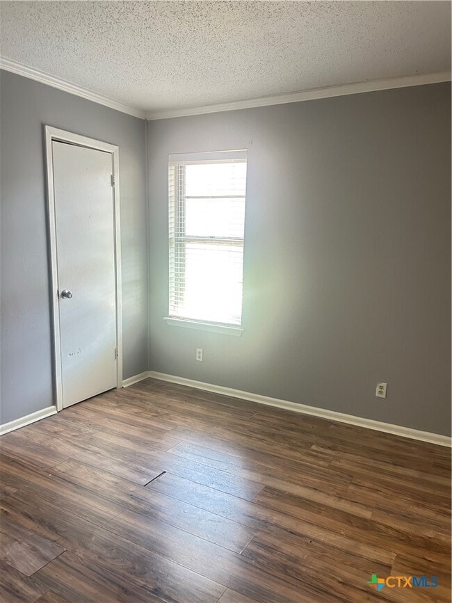 Building Photo - 1051 Country Club Dr