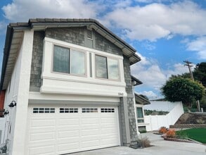 Building Photo - Spacious & Luxurious 4 Bed / 3 Bath Upper Level Unit in Fire Mountain