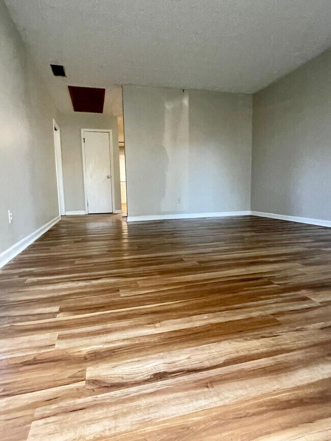 Living room - 173 Kimberly Way SW