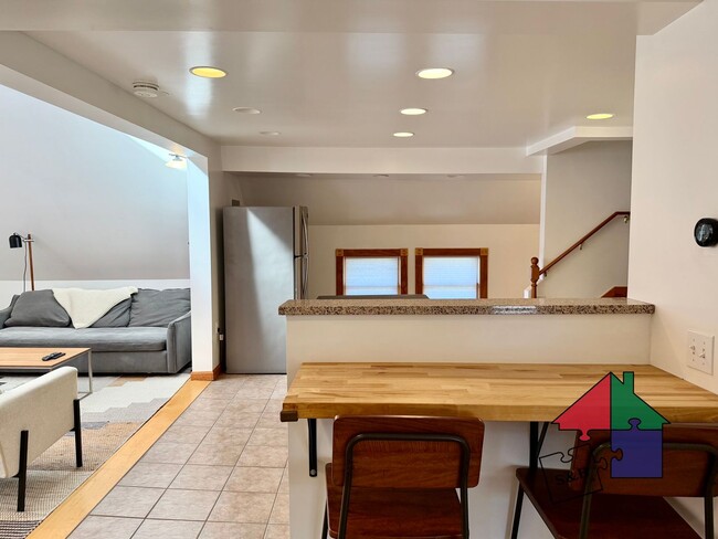 Building Photo - 112 Main St