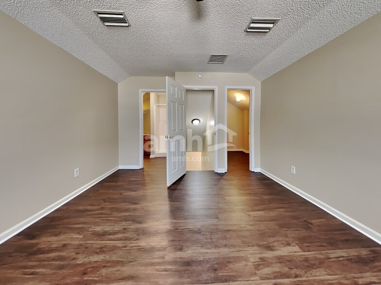 Building Photo - 2523 Sandhaven Ct