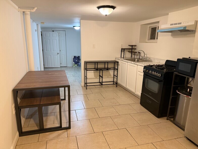 Kitchen/dining area - 58 Arlington Ave