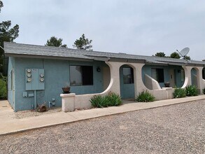 Building Photo - FOUR-PLEX SINGLE LEVEL APARTMENT - CLARKDALE