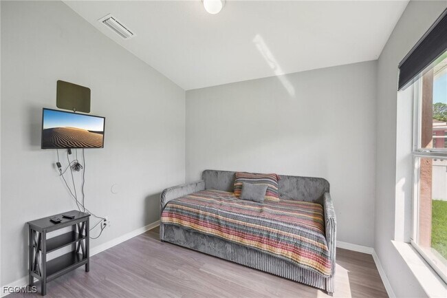 Building Photo - 940 Belmont St E