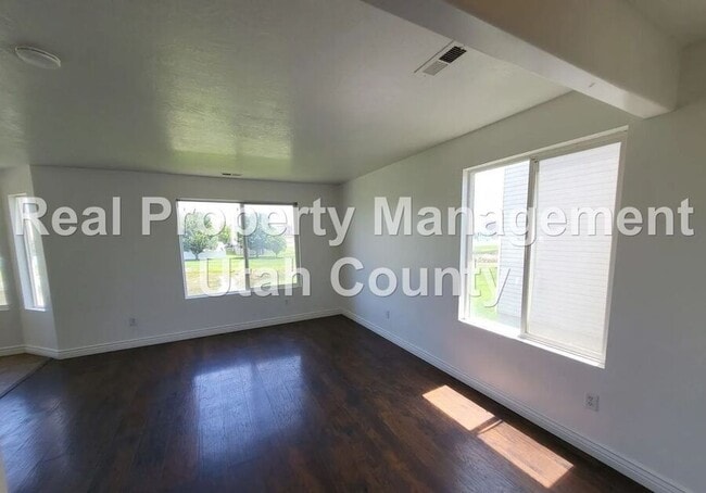 Building Photo - 93 Kintail St