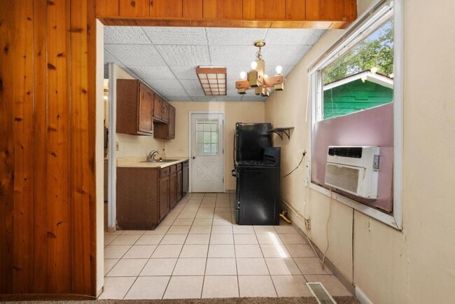 Building Photo - 1210 Blaine Dr