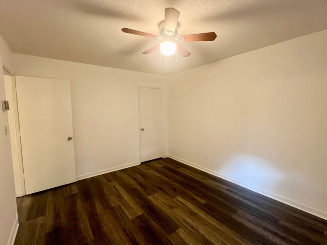 Building Photo - Two bedroom, 1 bath house in Burlington