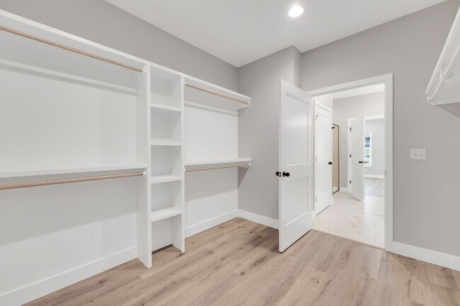 Building Photo - Hickory Village 55 Plus, LLC - 3700 E Cherry St Springfield, MO 65809