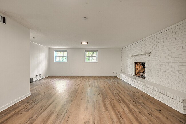 Building Photo - Beautiful split foyer home in Colonial Hei...
