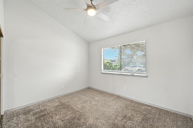 Building Photo - Charming 2/2 Duplex with Carport
