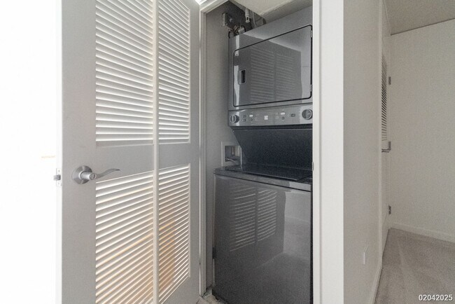 Building Photo - 2 BD/2 BA/2 Parking Condo in the Moana Pacific