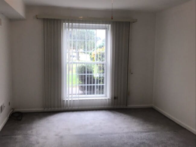 Building Photo - 5000 Carriageway Dr