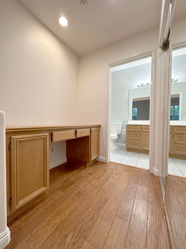 Building Photo - 2 BEDROOM 2.5 BATHROOM WITH LOFT HOME IN HIGHLY DESIRED BERKSHIRE TRACK