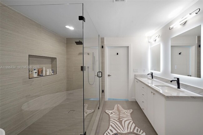 Building Photo - 700 NE 25th St