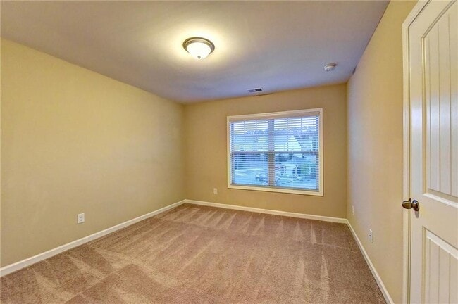 Building Photo - 1075 Hampton Oaks Dr