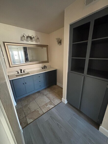 Building Photo - 1727 Melrose Ave