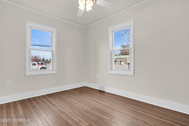 Building Photo - 2061 Lakewood Rd