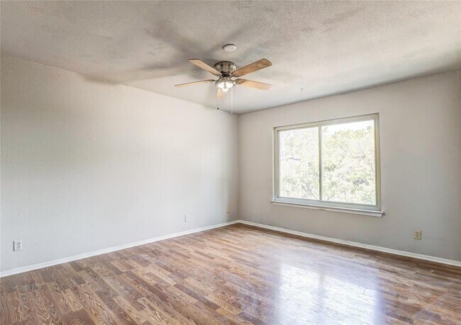 Building Photo - 901 E Village Ln