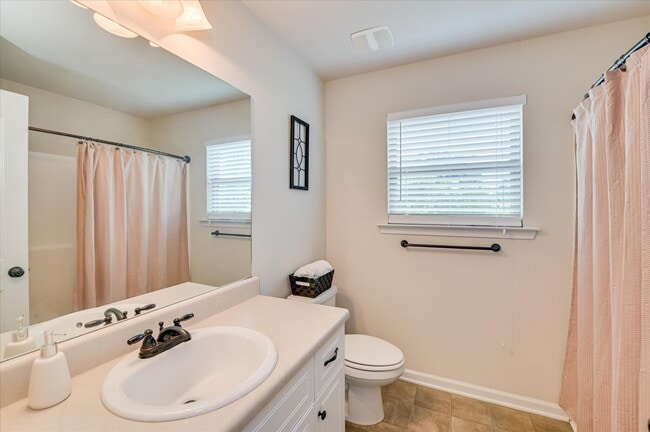 Building Photo - 880 Westlawn Dr